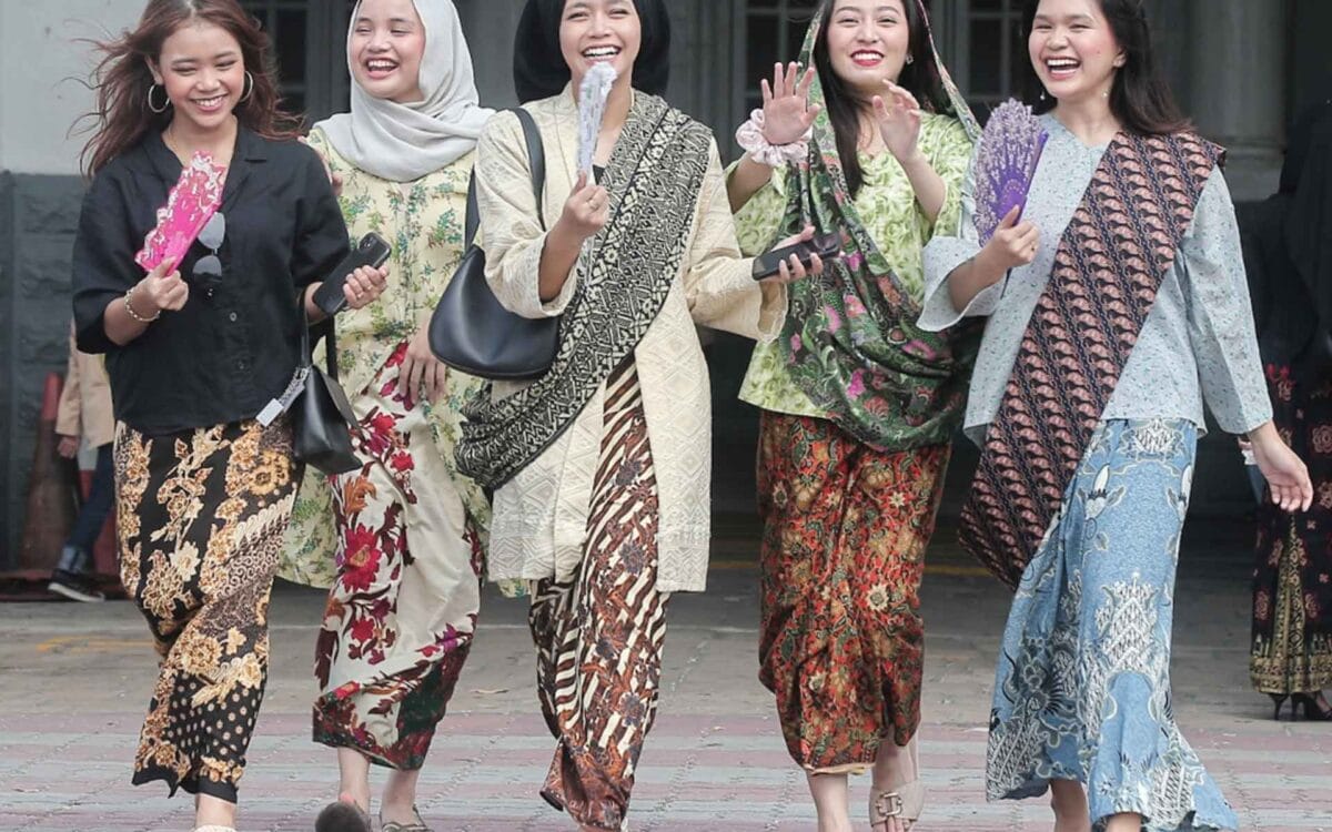 Batik Fashion Guide: How to Wear Traditional Prints in a Modern Way