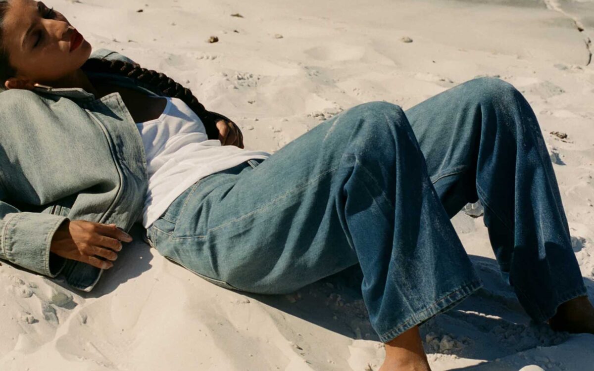 Why is Denim Blue? The Science of the "White Core" and Why Jeans Fade